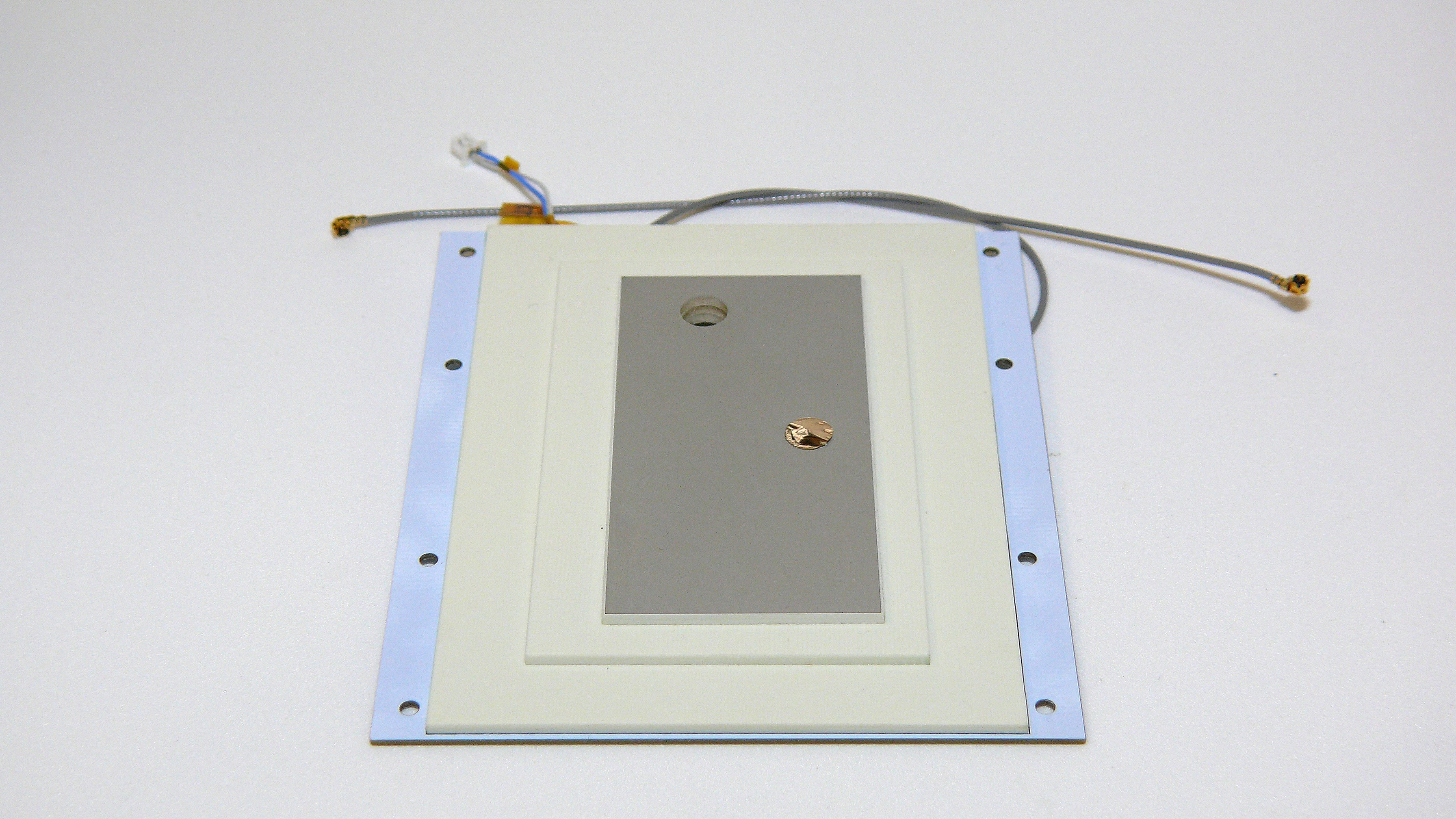 SSA02 34dB Wide Bandwidth Amplified S-Band Patch Antenna image